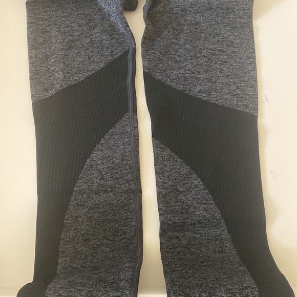 Chloe Ting Women's Seamless Marl Colorblocked Black Leggings size Medium - Picture 10 of 10